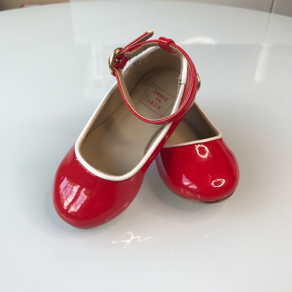 Varnished ballerinas. Size 4.